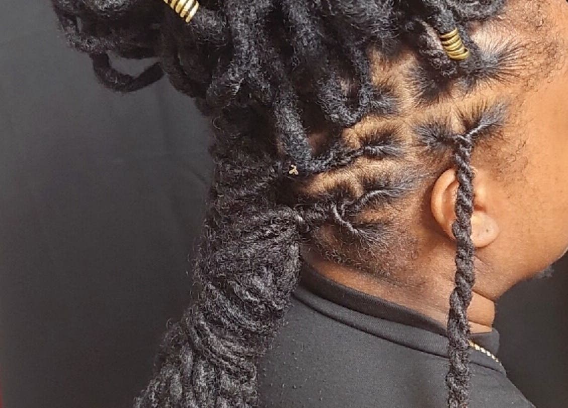 Coiffure tressée chez Mayou Locks à Schoelcher, Fort-de-France, MQ. Style captivant et moderne.