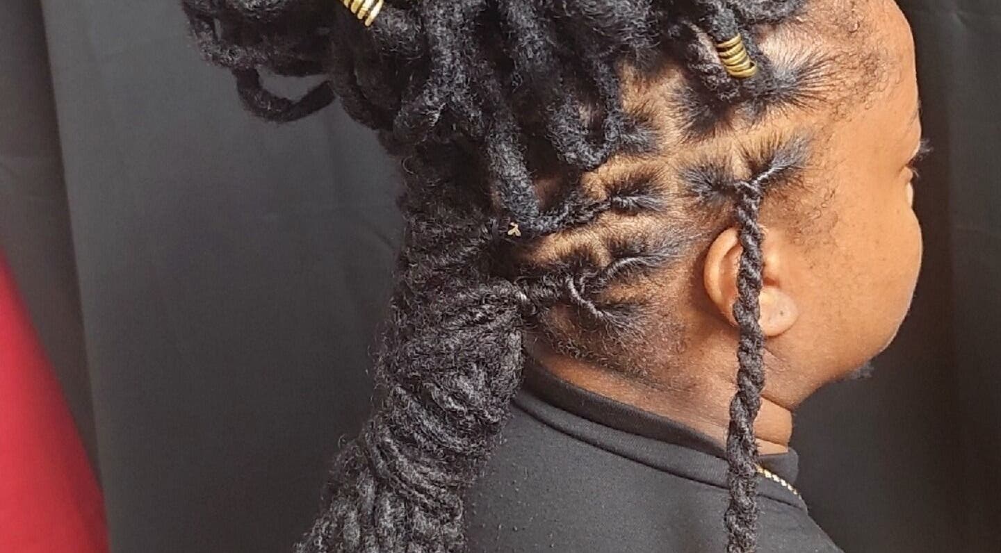 Coiffure tressée chez Mayou Locks à Schoelcher, Fort-de-France, MQ. Style captivant et moderne.