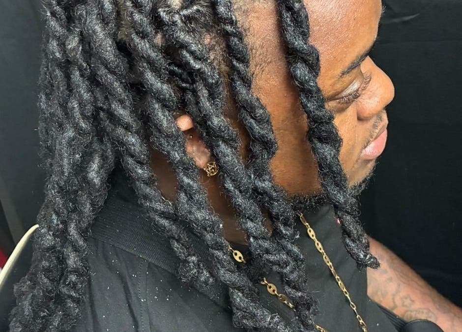 Coiffure en torsades à Mayou Locks, Schoelcher, Fort-de-France, MQ. Style sophistiqué et moderne.