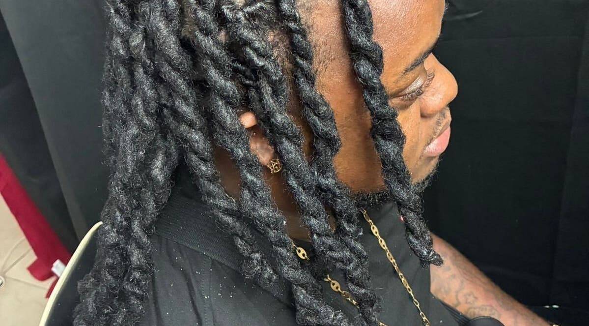 Coiffure en torsades à Mayou Locks, Schoelcher, Fort-de-France, MQ. Style sophistiqué et moderne.