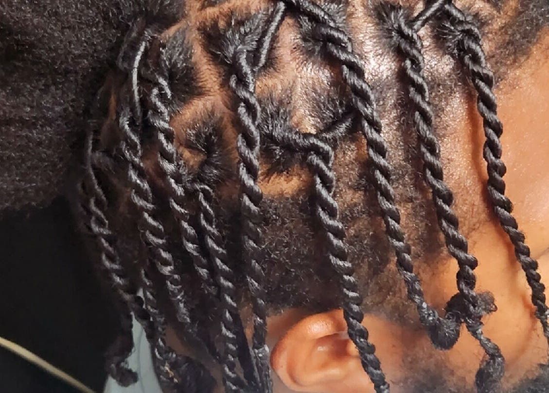 Magnifiques tresses à Mayou Locks, Schoelcher, Fort-de-France, MQ, mettant en valeur un style capillaire unique.