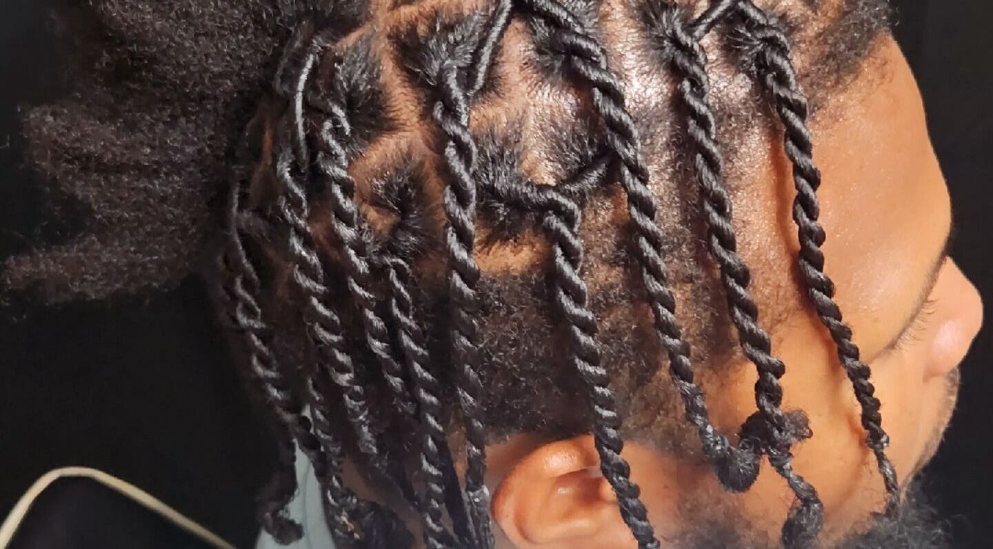 Magnifiques tresses à Mayou Locks, Schoelcher, Fort-de-France, MQ, mettant en valeur un style capillaire unique.