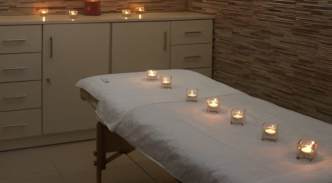 Table de massage à Allure By Lina - Almadies, Dakar, Dakar, SN, avec bougies pour une ambiance apaisante.