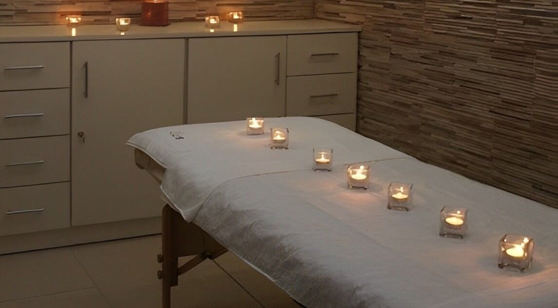 Table de massage à Allure By Lina - Almadies, Dakar, Dakar, SN, avec bougies pour une ambiance apaisante.