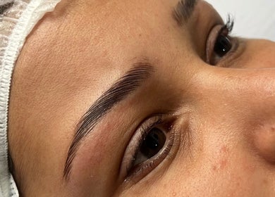 Cejas recién diseñadas en Micaela Lashes, Rosario, Santa Fe, AR, demostrando precisión y estilo.