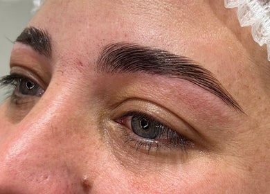 Ceja laminada detallada en Micaela Lashes, Rosario, Santa Fe, AR.