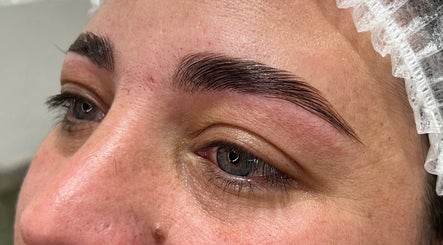 Ceja laminada detallada en Micaela Lashes, Rosario, Santa Fe, AR.