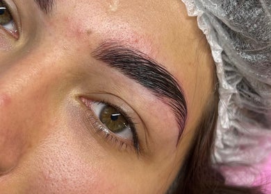 Tratamiento de cejas en Micaela Lashes, Rosario, Santa Fe, AR, destacando su definición precisa.