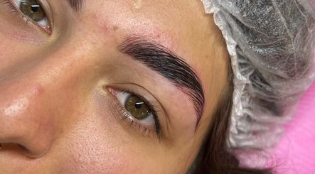 Tratamiento de cejas en Micaela Lashes, Rosario, Santa Fe, AR, destacando su definición precisa.