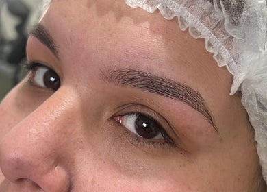 Cejas estilizadas en Micaela Lashes, Rosario, Santa Fe, AR, destacando un acabado impecable.