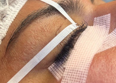 Proceso de extensión de pestañas en Micaela Lashes, Rosario, Santa Fe, AR.