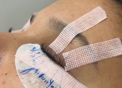 Aplicación de extensiones de pestañas en Micaela Lashes, Rosario, Santa Fe, AR.