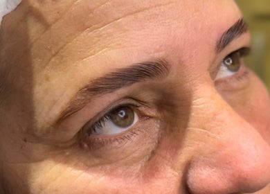 Close-up de cejas estilizadas en Micaela Lashes en Rosario, Santa Fe, AR, destacando belleza natural.