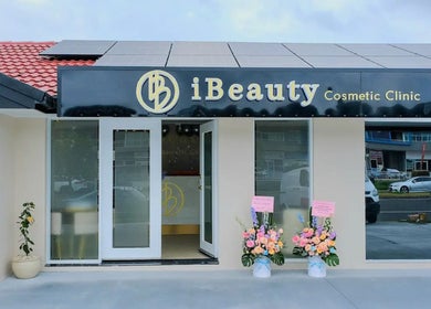 Front entrance of iBeauty Cosmetic Clinic, Bundall, Queensland, AU, showcasing sleek modern exterior.