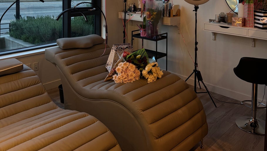 Комфортное кресло с цветами в WOW BEAUTY Studio, Burnaby, British Columbia, CA.