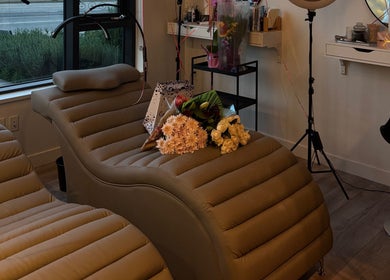 Комфортное кресло с цветами в WOW BEAUTY Studio, Burnaby, British Columbia, CA.