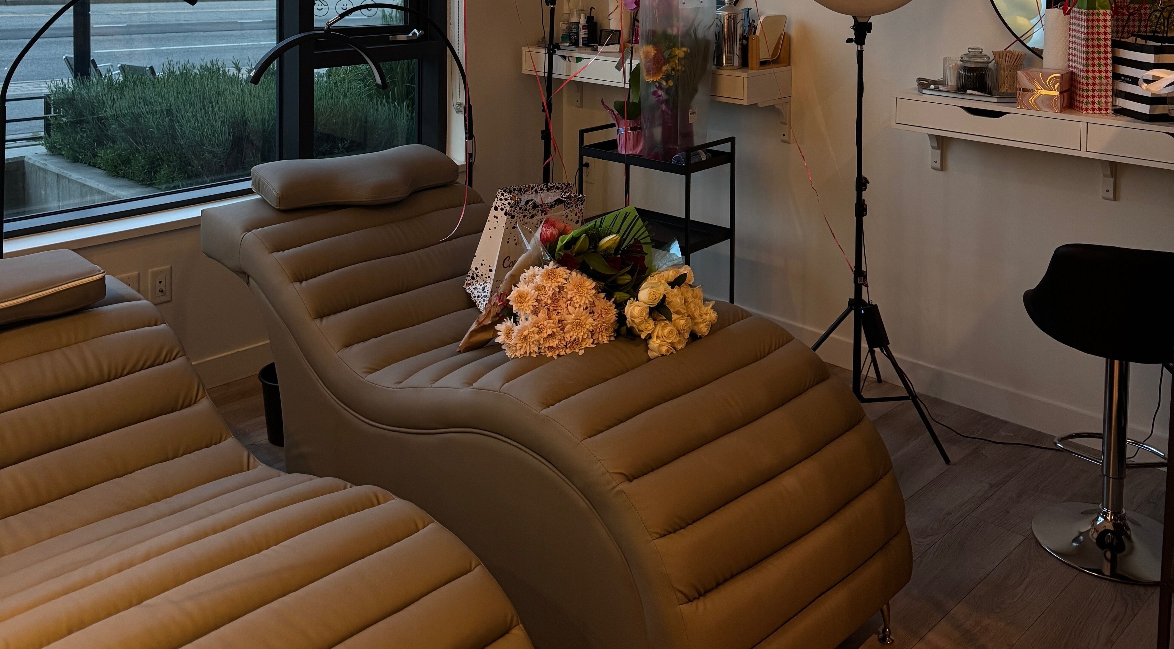 Комфортное кресло с цветами в WOW BEAUTY Studio, Burnaby, British Columbia, CA.