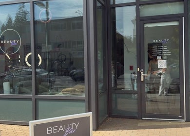 Вход в WOW BEAUTY Studio на Burnaby, British Columbia, CA с современным дизайном.