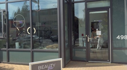 Вход в WOW BEAUTY Studio на Burnaby, British Columbia, CA с современным дизайном.