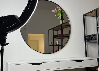 Современный интерьер WOW BEAUTY Studio в Бернаби, Британская Колумбия, CA с круглым зеркалом и освещением.