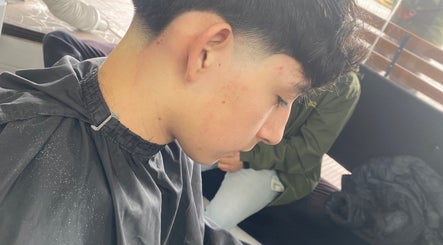 Cliente con corte elegante en Mvrqez.barber, Puerto Montt, Los Lagos, CL, mostrando estilo y precisión.
