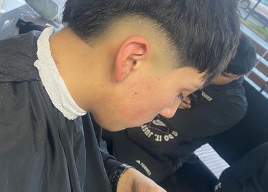 Corte de pelo moderno en Mvrqez.barber, Puerto Montt, Los Lagos, CL, demostrando técnica de sombreado.