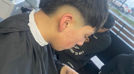 Corte de pelo moderno en Mvrqez.barber, Puerto Montt, Los Lagos, CL, demostrando técnica de sombreado.