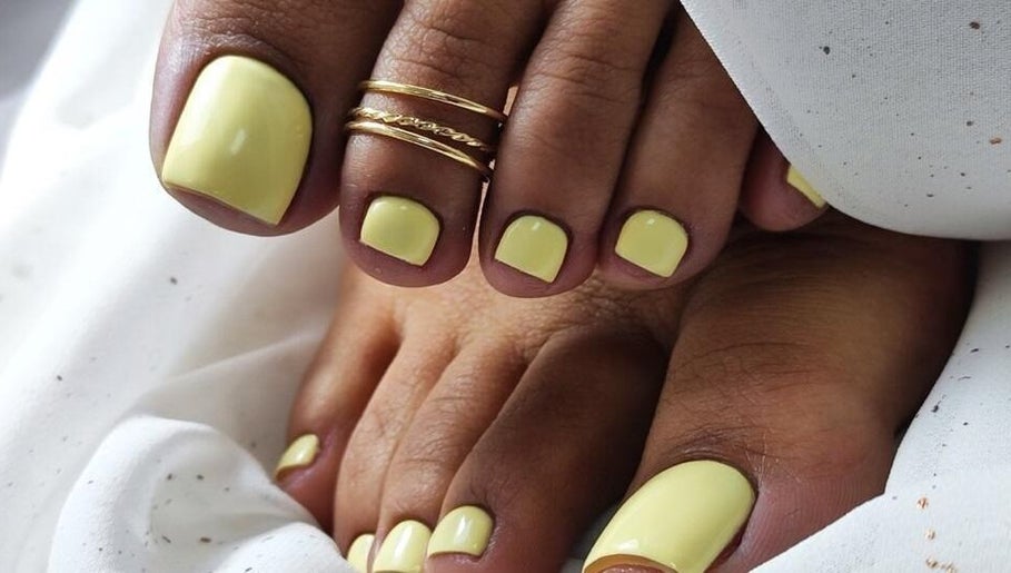 Brillantes uñas amarillas cuidadas en Mary Nails Studio, Providencia, Región Metropolitana, CL.