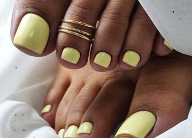 Brillantes uñas amarillas cuidadas en Mary Nails Studio, Providencia, Región Metropolitana, CL.