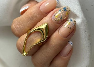 Manicura elegante con detalles dorados en Mary Nails Studio, Providencia, Región Metropolitana, CL.