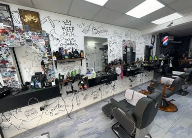 Интериор на Evolution Barber Shop, Пловдив, Пловдив, BG с уникален декор и стилни бръснарски столове.