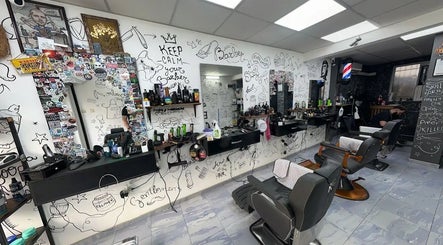 Интериор на Evolution Barber Shop, Пловдив, Пловдив, BG с уникален декор и стилни бръснарски столове.