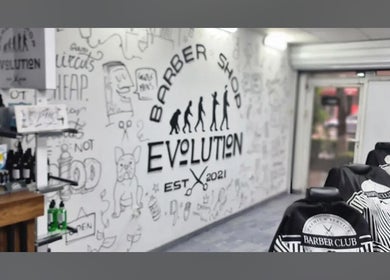 Интериор на Evolution Barber Shop, Пловдив, Пловдив, BG с уникални стенни графити и бръснарски столове.