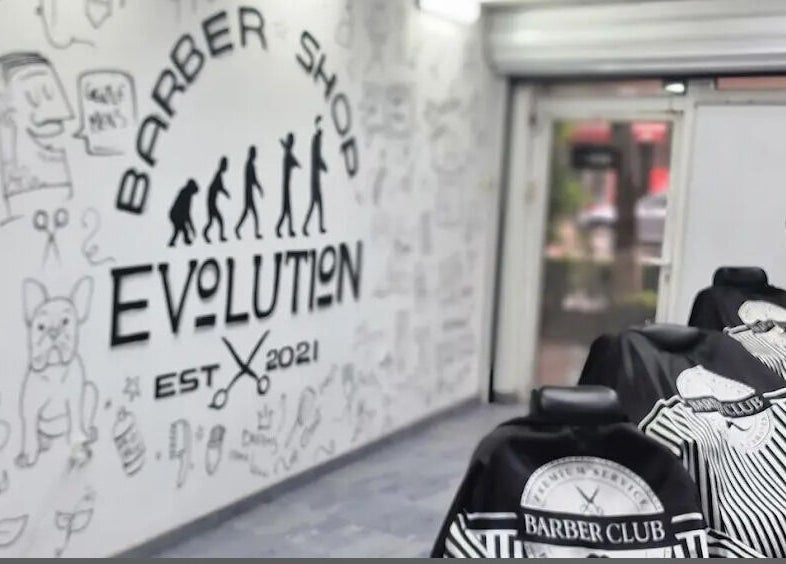 Интериор на Evolution Barber Shop с декорации по стените в Пловдив, Пловдив, BG.