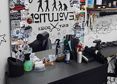 Вътрешен изглед на Evolution Barber Shop, Пловдив, Пловдив, BG с модерна декорация и консумативи.