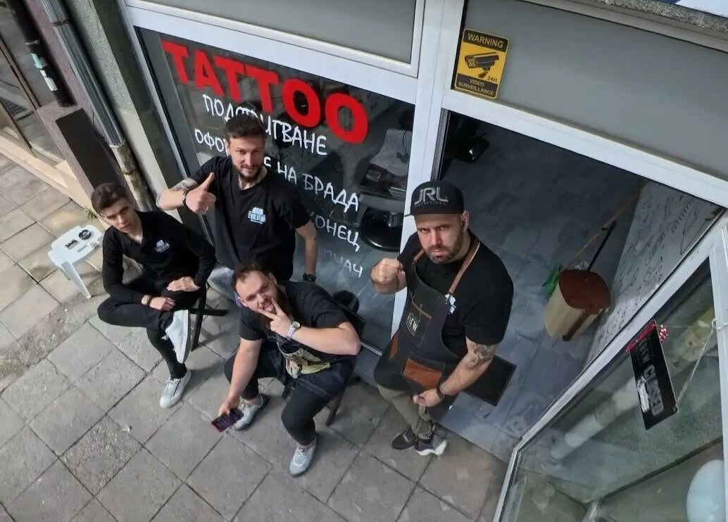 Екип на Evolution Barber Shop в Пловдив, Пловдив, BG, пред входа на салона.