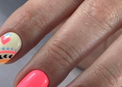 Diseño de uñas vibrante en Afro Nails, US: elegancia y colorido detalle de un corazón.