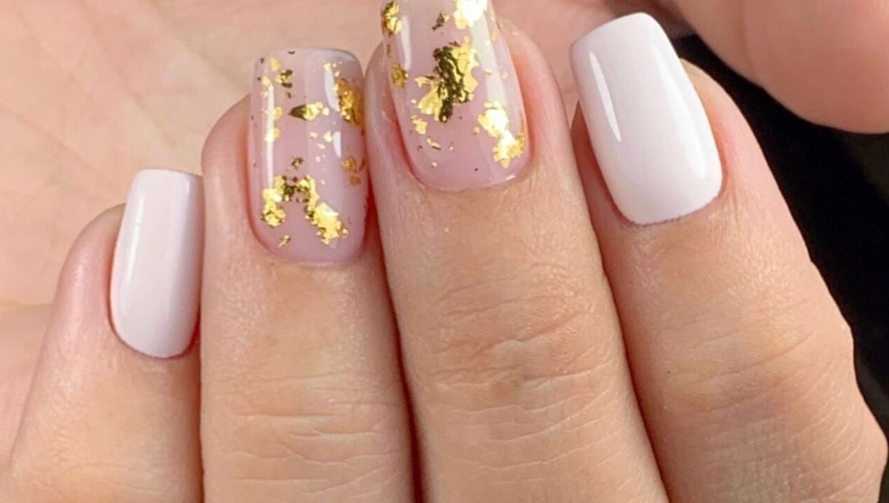 Manicura dorada elegante en Afro Nails, Ocoee, Florida, US. Uñas decoradas con detalles de oro.