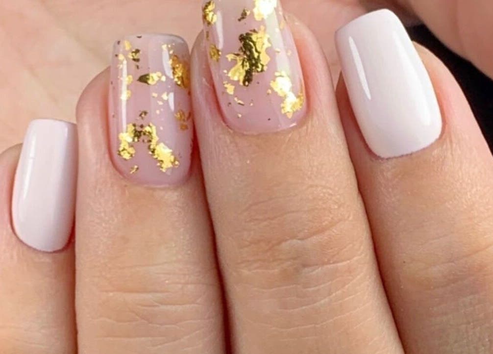 Manicura dorada elegante en Afro Nails, Ocoee, Florida, US. Uñas decoradas con detalles de oro.