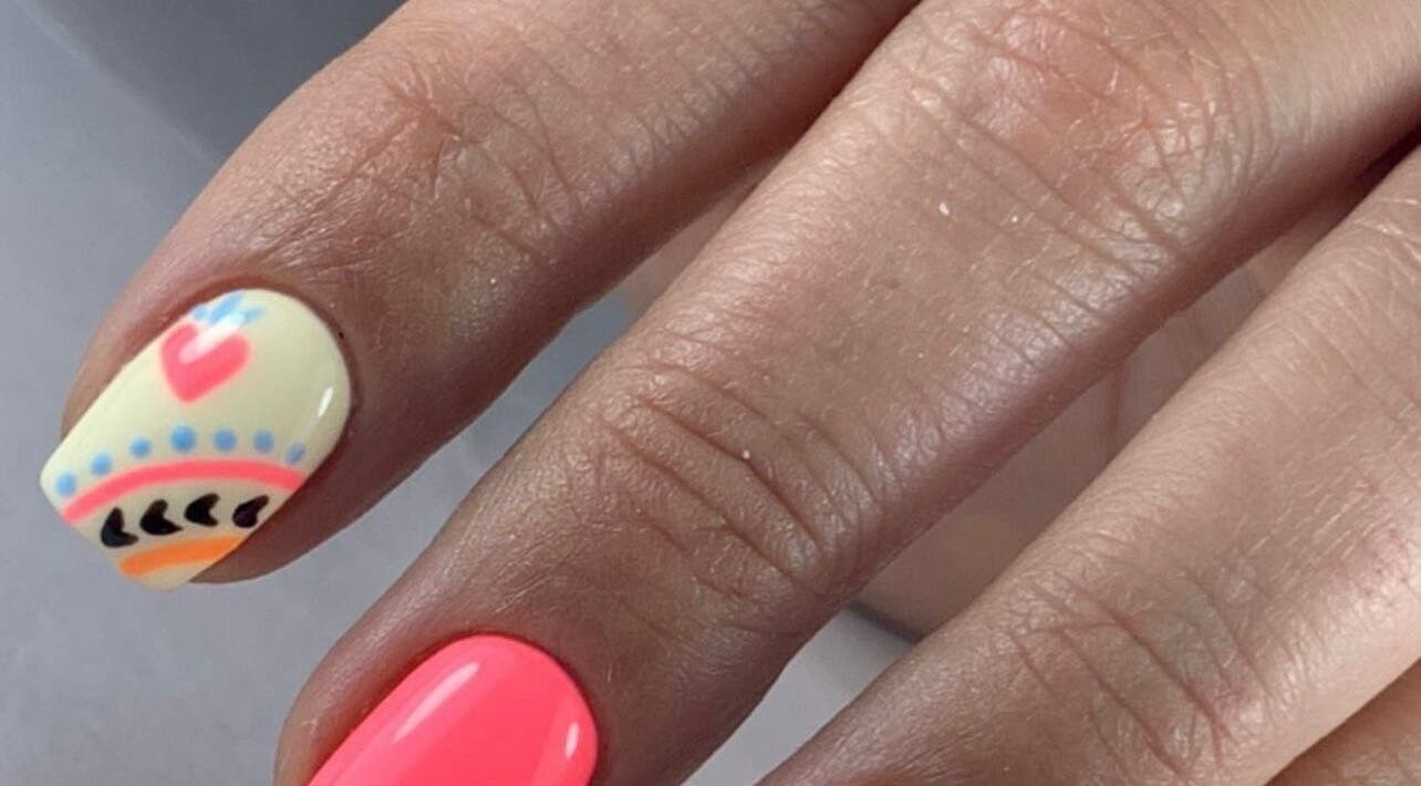 Arte de uñas con diseño colorido en Afro nails, Ocoee, Florida, US, destacando detalles únicos.