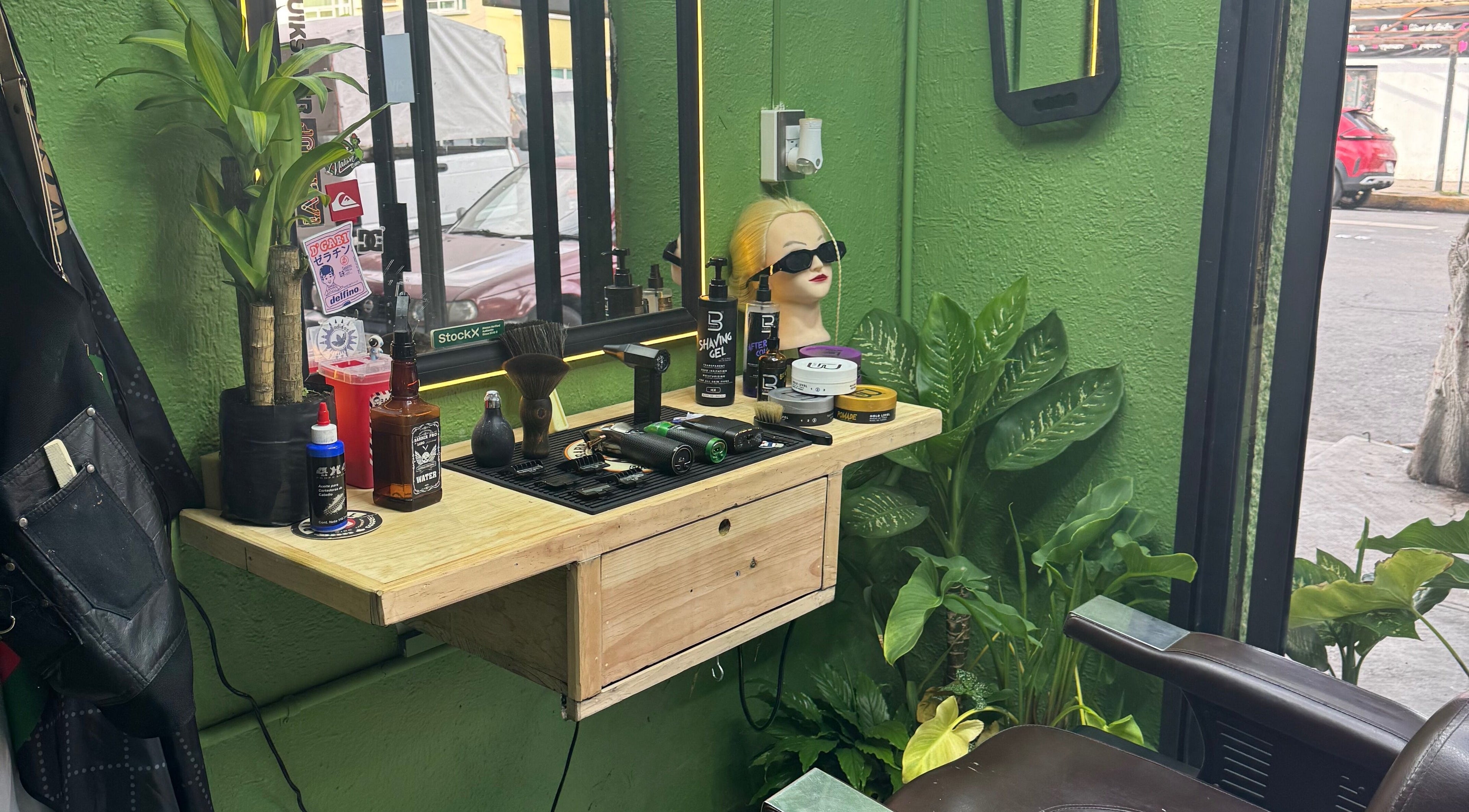 Estación de peinado moderna en BNB, Ciudad De México, MX, con productos de belleza y plantas decorativas.