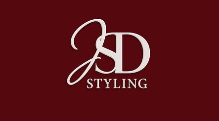 Logo raffiné de JSD STYLING à Villeneuve d’Ascq, Hauts-de-France, FR sur fond bordeaux.