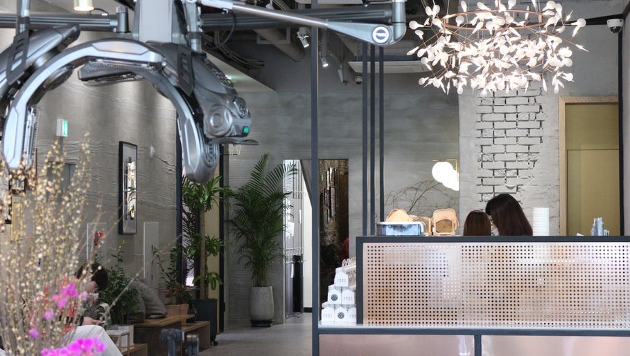 Modern interior of Id Hair Gangnam in 서울특별시, 서울특별시, KR with elegant decor.