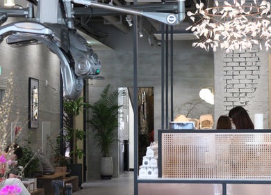 Modern interior of Id Hair Gangnam in 서울특별시, 서울특별시, KR with elegant decor.