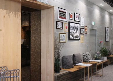 Stylish seating area of Id Hair Gangnam in 서울특별시, 서울특별시, KR with modern decor and wall art.