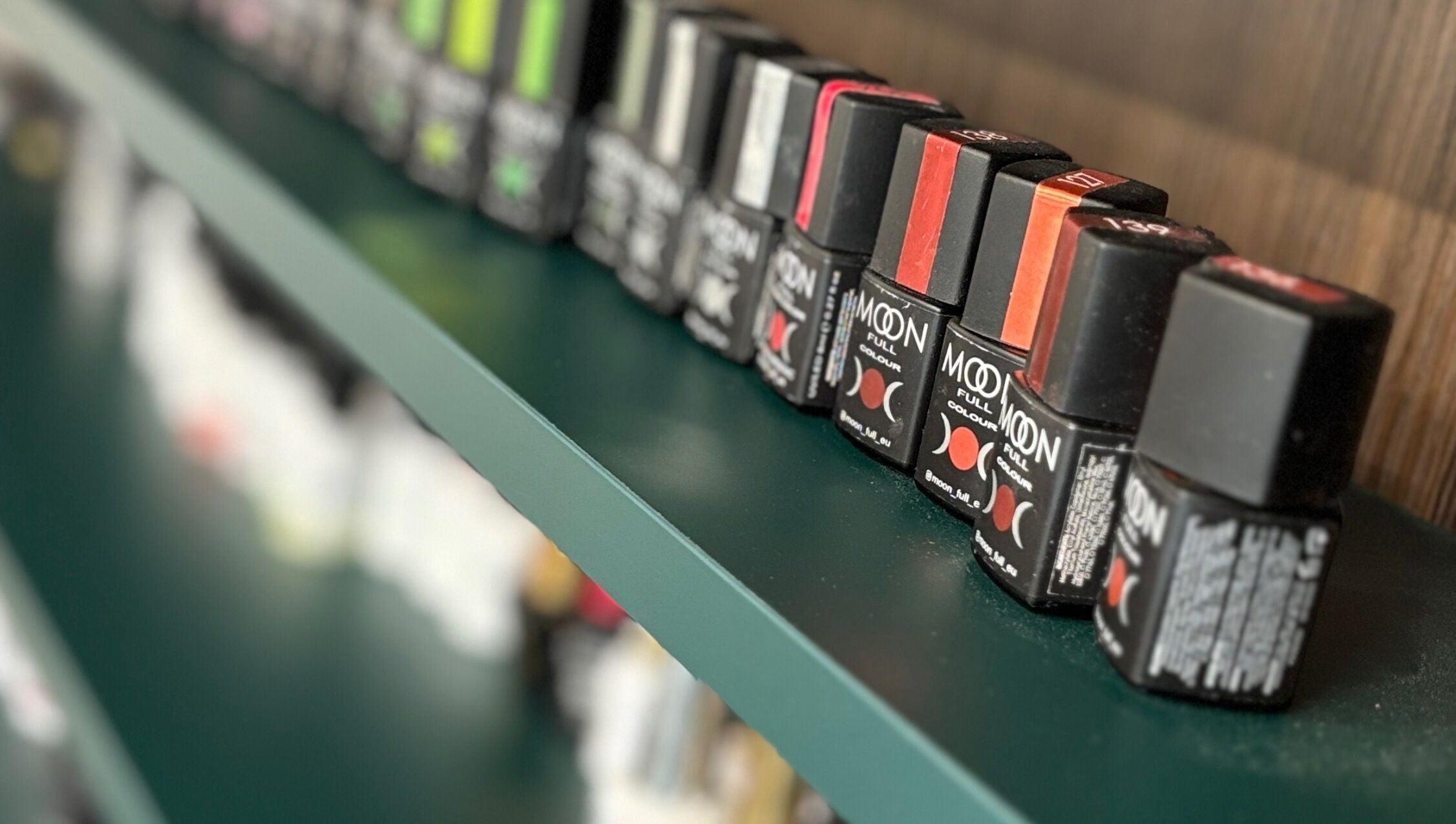 Półka lakierów do paznokci w Dalissia, Kraków, Województwo Małopolskie, PL.