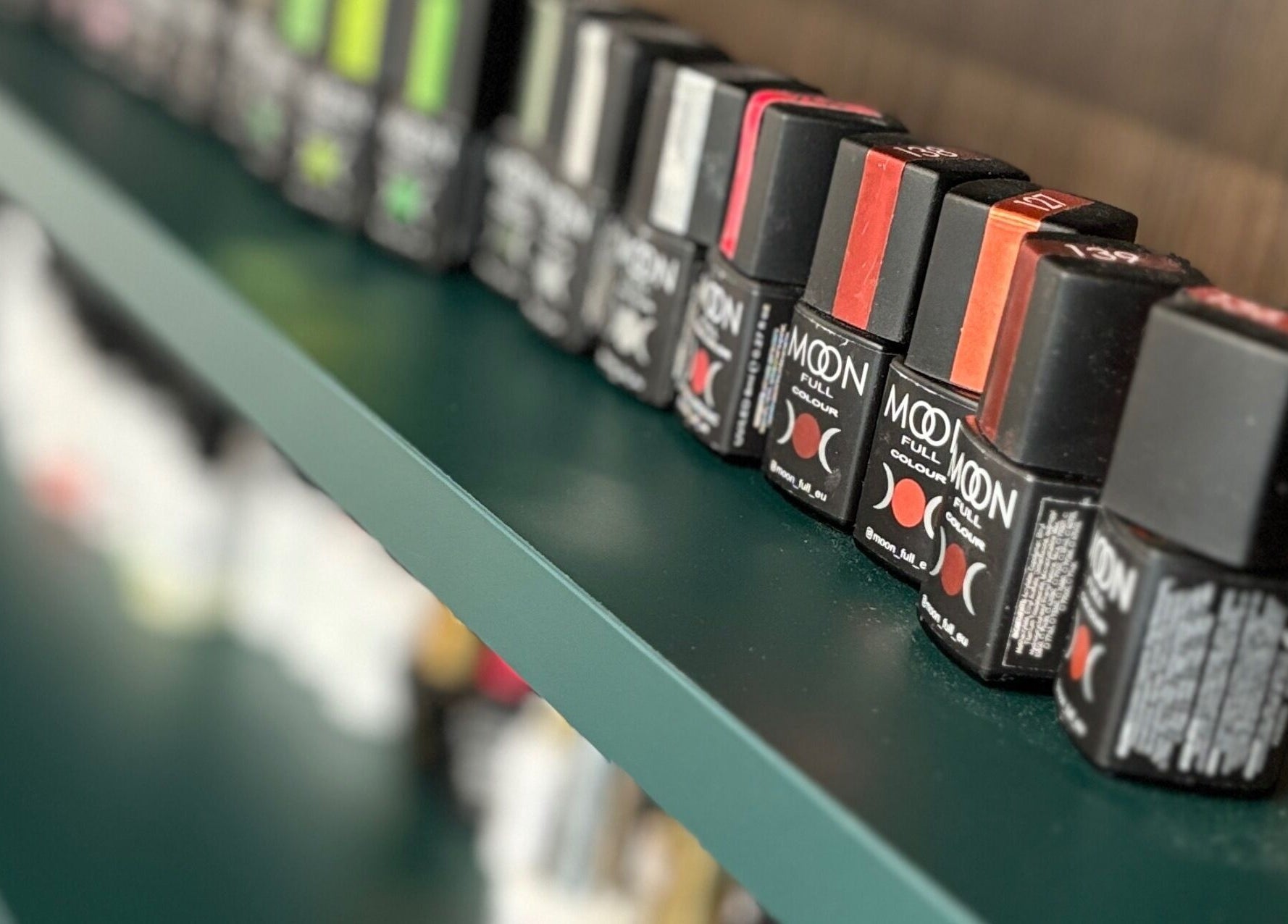 Półka lakierów do paznokci w Dalissia, Kraków, Województwo Małopolskie, PL.