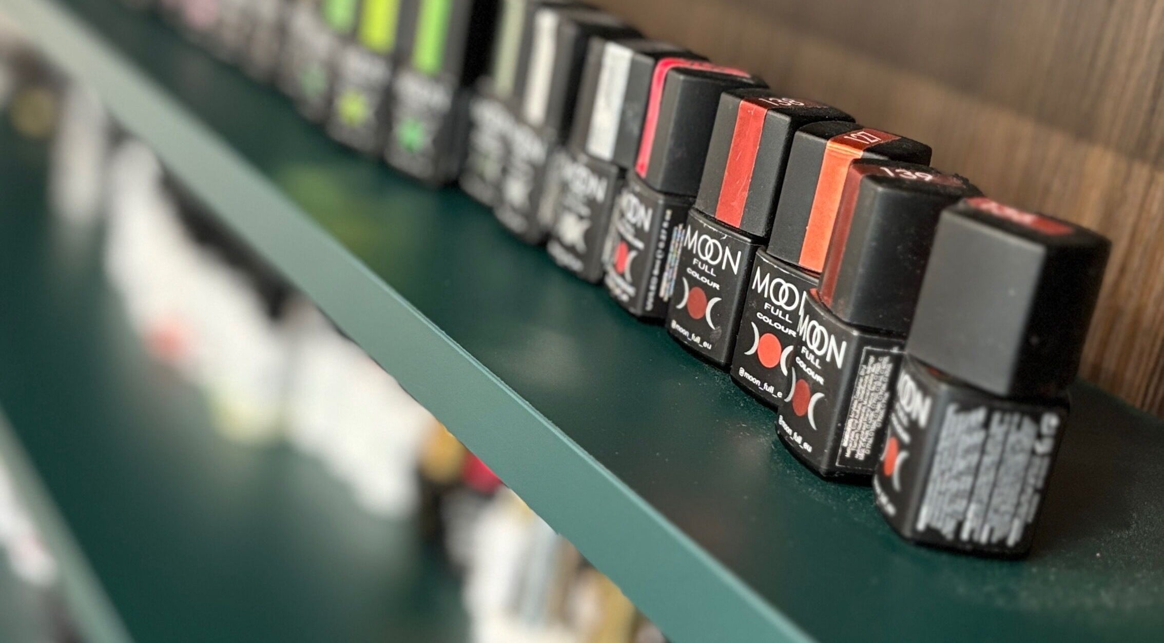 Półka lakierów do paznokci w Dalissia, Kraków, Województwo Małopolskie, PL.