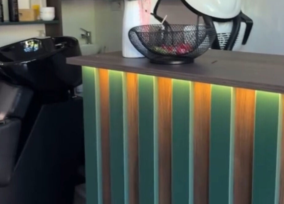 Wnętrze salonu Dalissia w Kraków, Województwo Małopolskie, PL z myjką i dekoracyjnym blatem.