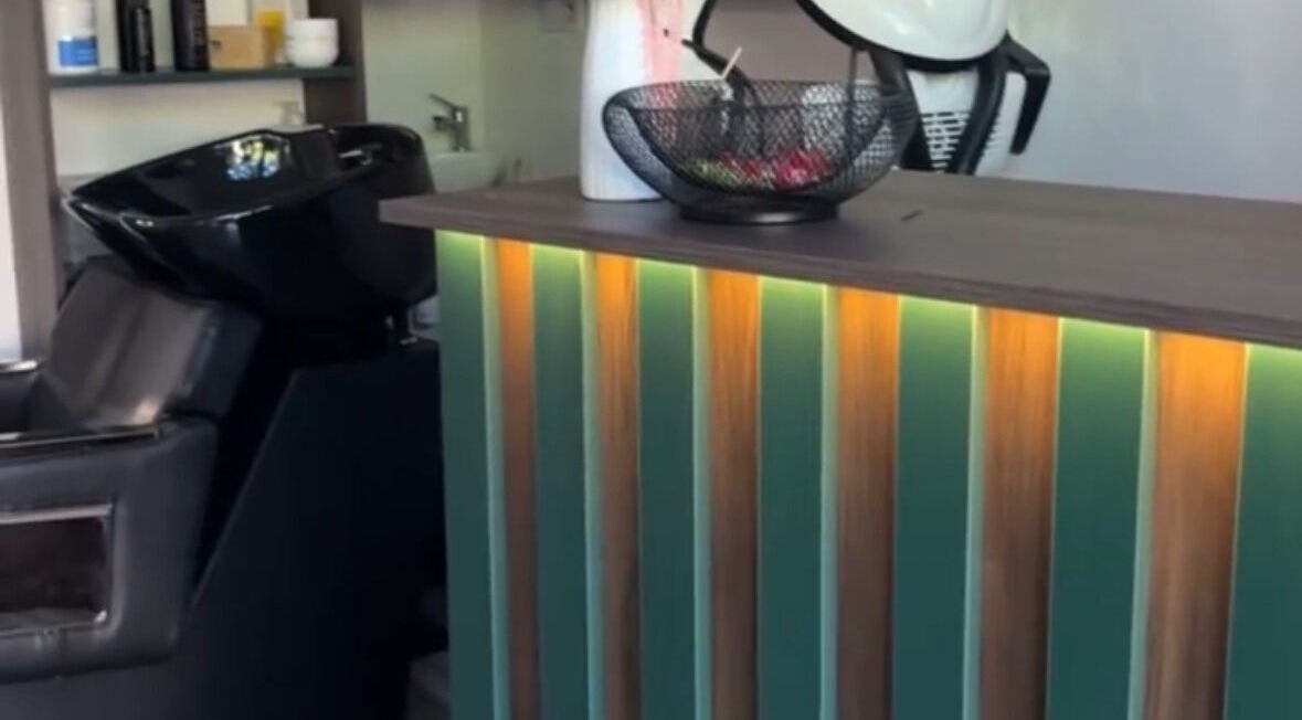 Wnętrze salonu Dalissia w Kraków, Województwo Małopolskie, PL z myjką i dekoracyjnym blatem.